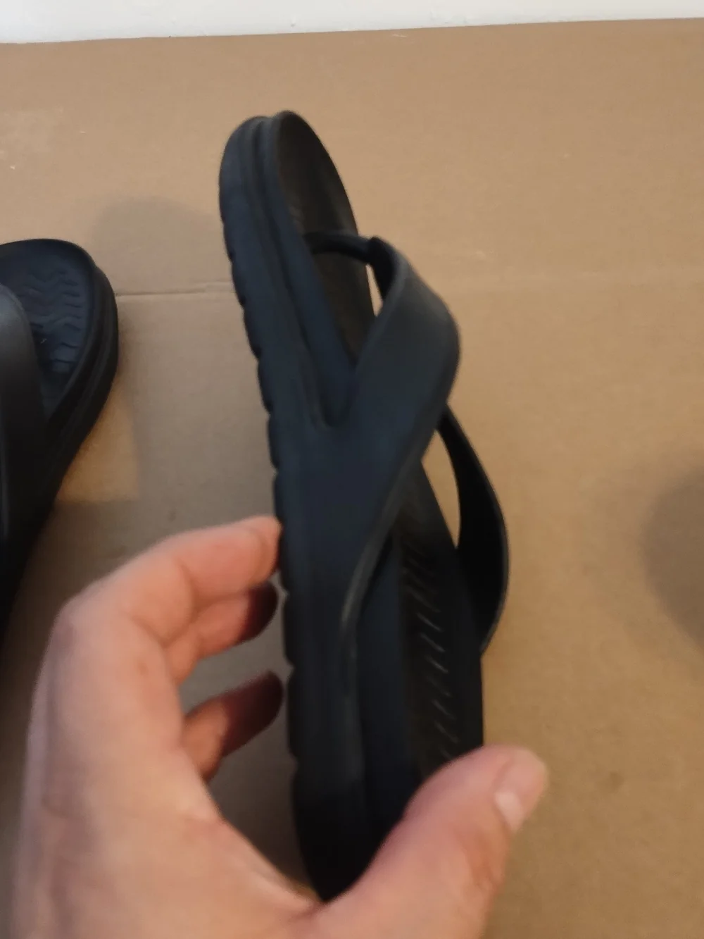 Hush Puppies unisex u.s.a men's size 7 women size 9Thong Sandal color black